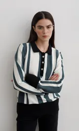Buzo tipo polo de punto de algodón con diseño de rayas verticales en color blanco y verde oscuro. Presenta cuello y puños en color negro, cierre frontal con botones y corte recto.