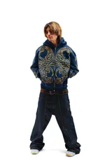 Hoodie azul con cierre y bolsillos laterales, con estampado dorado de hojas de acanto en el frente y las mangas.