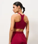 Top deportivo de microfibra color rosado, con diseño nadador y escote halter.
