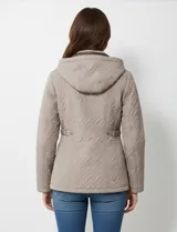 Campera de abrigo color marrón, con diseño capitoneado de costuras entrelazadas en relieve. Presenta cuello alto, capucha desmontable, cierre frontal completo y bolsillos laterales con cierre. Incluye trabas ajustables en la cintura con botones metálicos para entallar la silueta.