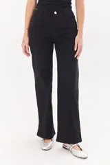 Pantalón negro de corte recto confeccionado en algodón y spandex.