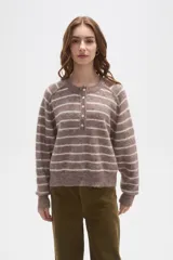 Sweater de punto a rayas horizontales en tonos marrón y blanco, con cuello redondo y cierre frontal parcial con botones. Presenta un diseño holgado de manga larga con puños y ruedo acanalados.
