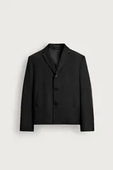 Blazer cropped fit negro de corte estructurado con solapas de muesca, bolsillos de vivo en la cadera y cierre frontal de botonadura.