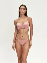 Soutien de diseño minimalista con copas preformadas y breteles finos ajustables, confeccionado en tela suave de color rosado.