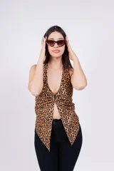Top halter con estampado animal print, escote en V y espalda descubierta.