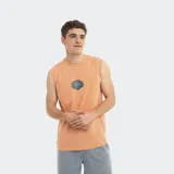 Musculosa color salmón con cuello redondo y sisas amplias. Estampa centrada en el pecho con un diseño de paisaje con palmeras y el texto "Reef".