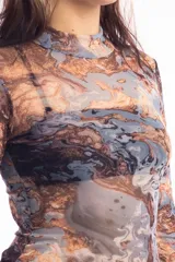 Remera de mangas largas con cuello alto y estampado abstracto en tonos marrones, celestes y grises.