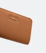 Billetera pequeña color marrón con cierre de cremallera y correa de mano.