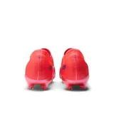 Championes de fútbol New Balance Furon V8, color coral con detalles en plateado y azul.