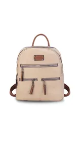 Mochila de cuero sintético en color beige con detalles en color suela. Cuenta con múltiples compartimentos frontales con cierre metálico, correas regulables y manija superior.