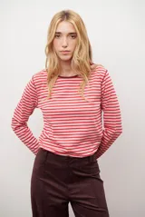 Remera de manga larga con diseño de rayas horizontales en azul y blanco, destacada por un cuello redondo en color bordó con costuras a la vista.