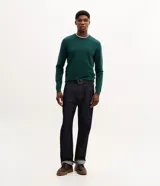 Suéter básico de punto color verde oscuro, de manga larga, con cuello redondo y puños y bajo acanalados.