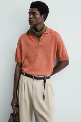 Polo de punto de manga corta con cuello solapa y abertura frontal, confeccionado en mezcla de algodón con acabado en rib.