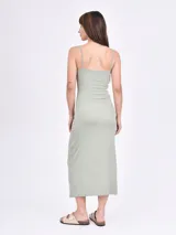 Vestido largo de corte ajustado y silueta recta, con tirantes finos y escote redondo.