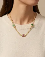 Gargantilla de plata 925 con baño de oro, compuesta por una cadena de eslabones y tres dijes cilíndricos decorados con circonias brillantes y piedras rectangulares en tonos verde y fucsia.