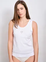 Musculosa blanca de tejido acanalado con escote redondo y detalle de corazón bordado en el centro del pecho.