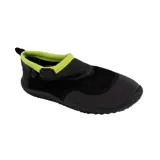 Zapatos de agua de secado rápido, color negro con detalles en verde lima neón. Presentan una parte superior de malla transpirable y una suela de goma antideslizante. Cierre ajustable con velcro en el empeine.