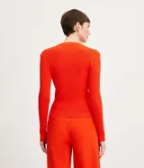 Blusa de punto color naranja, con cuello choker, mangas largas y textura acanalada.