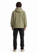 Campera cortaviento celeste con capucha ajustable, cierre frontal y bolsillos laterales con cierres negros contrastantes.