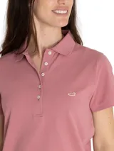 Remera tipo polo color rosa, de piqué, con mangas cortas, cuello camisero y logo de pato bordado en el pecho.