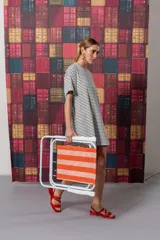 Remerón blanco con rayas horizontales negras, de corte recto y mangas cortas.