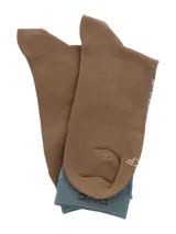 Medias de bambú de caña alta marca RKF, con diseño estampado de montañas en tonos celestes, marrones y beige, y pie marrón.