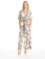 Conjunto de dos piezas compuesto por camisa de cuello solapa con escote en V y pantalón estilo palazzo de tiro alto. Ambas prendas presentan un estampado lineal abstracto en color negro sobre fondo beige. La camisa cuenta con mangas cortas ajustables mediante trabillas y un cordón trenzado negro para entallar la cintura. El pantalón posee cintura elastizada y bolsillos laterales.