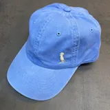 Gorra de visera curva confeccionada en denim color celeste, con logo bordado en color natural en el frente.