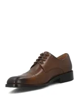 Zapato formal de cuero en color marrón coñac, estilo Oxford con cordones, punta redondeada con costura en la puntera y suela con tacón bajo.