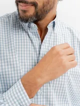 Camisa de manga larga con estampado de cuadros vichy en tonos celestes y blancos, con cuello abotonado.