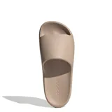 Chanclas tipo slide Adidas modelo Adilette Lumia, color marrón claro, con diseño ergonómico de una sola pieza, suela con ranuras flexibles y logo Adidas grabado en el lateral.