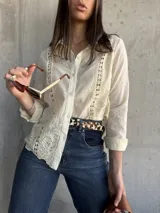 Camisa color manteca con bordado tipo broderie en el frente y mangas 3/4.