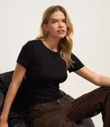 Blusa de manga corta, cuello redondo y calce ajustado, confeccionada en viscosa texturizada con bajo ondulado.