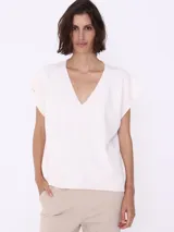 Sweater blanco de tejido de punto, con escote en V y mangas cortas.