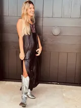 Vestido corto negro con bordado en el escote y tajos laterales.