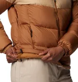 Campera puffer Columbia con diseño colorblock en tonos crema, beige y marrón. Cuenta con cierre frontal completo, cuello alto con protector de mentón, bolsillos laterales con cierre y puños elásticos.