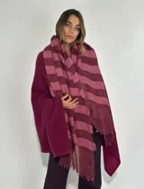 Pashmina rectangular a rayas horizontales en tonos borgoña y rosa, con flecos cortos en los extremos.