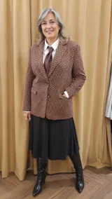 Blazer estampado con diseño geométrico en tonos terracota y negro, forrado, con solapas clásicas, cierre frontal de un botón y bolsillos laterales con tapa.