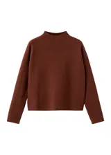 Jersey de punto fino color marrón, con cuello perkins y manga larga de corte recto.