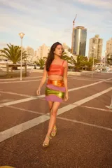 Minifalda con piezas de cuero cosidas a mano, con cierre metálico.