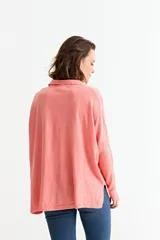 Cardigan negro de manga larga, con cuello camisero, botones frontales y un bolsillo en el pecho.