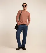 Suéter masculino de cuello redondo y manga larga, confeccionado en tejido de punto liso. Presenta un diseño básico y versátil, ideal para uso diario.