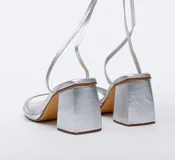 Sandalias plateadas de cuero con plataforma de 1,5 cm y taco de 8 cm.
