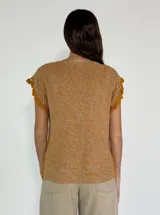 Top tejido color crudo con escote en V y mangas cortas con detalle de encaje.