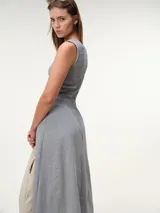 Vestido midi gris de algodón con escote tipo bote y cuerpo fruncido tipo smock elastizado, con falda fluida.