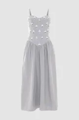 Vestido midi gris con rayas verticales blancas, busto tipo corsé con corte princesa y tirantes finos. Decorado con cristales y pedrería formando arreglos florales.