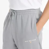 Pantalón de jogging gris de felpa perchada con ajuste holgado. Cuenta con cordón regulable, cintura y bajos elásticos, bolsillos laterales y trasero, y logo de New Balance estampado en el muslo izquierdo.