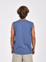 Musculosa negra de corte recto, sin mangas y con cuello redondo. Presenta un estampado frontal en blanco con texto en tipografía estilo retro.