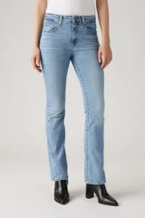 Pantalón de jean de tiro alto y corte bootcut, color celeste claro.