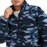 Buzo de polar corderito de manga larga Quiksilver modelo Aries, con diseño de camuflaje en tonos azules y celestes. Cuenta con cuello alto, cierre frontal medio, y bolsillos laterales con cierre.